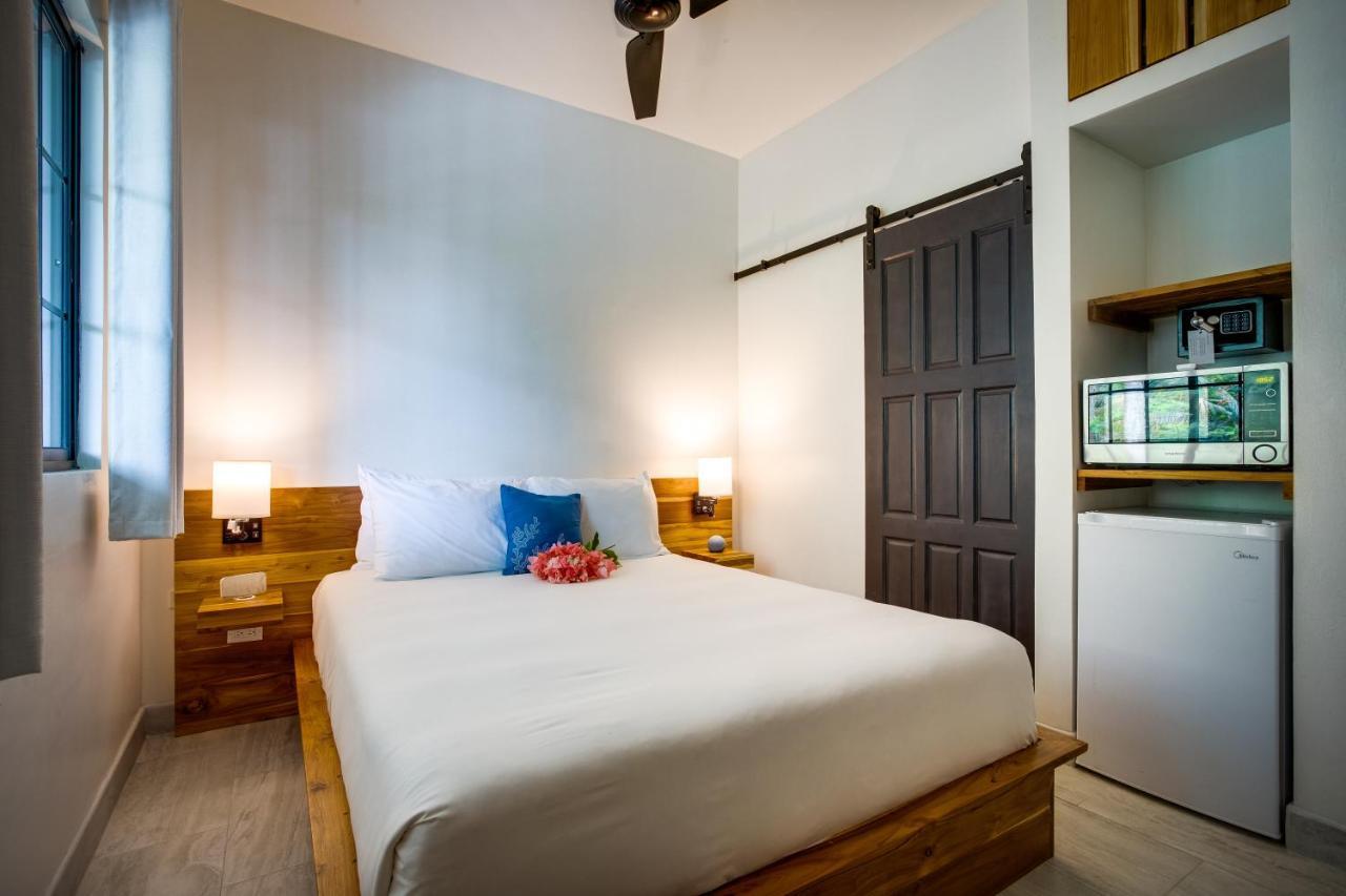 The Sea Glass Inn Placencia Extérieur photo