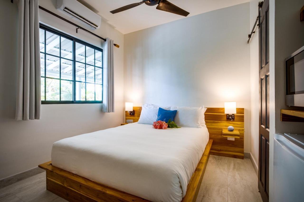 The Sea Glass Inn Placencia Extérieur photo